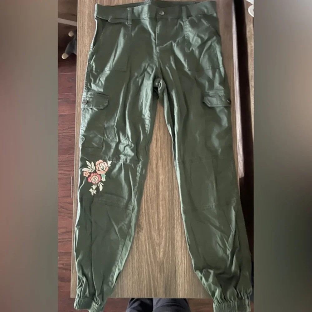 🌻 5/$20 JUSTICE Joggers w/Flower Detail in Olive Sz 16 Girls
